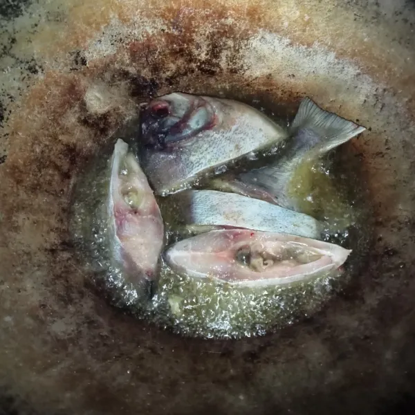Bumbui ikan dengan garam, kaldu jamur, dan jeruk nipis, lalu goreng ikan hingga matang, angkat dan tiriskan.