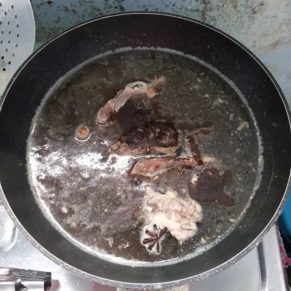 Tambahkan bahan kuah lainnya, lalu aduk rata. Masak sampai mendidih dan cicipi rasanya.