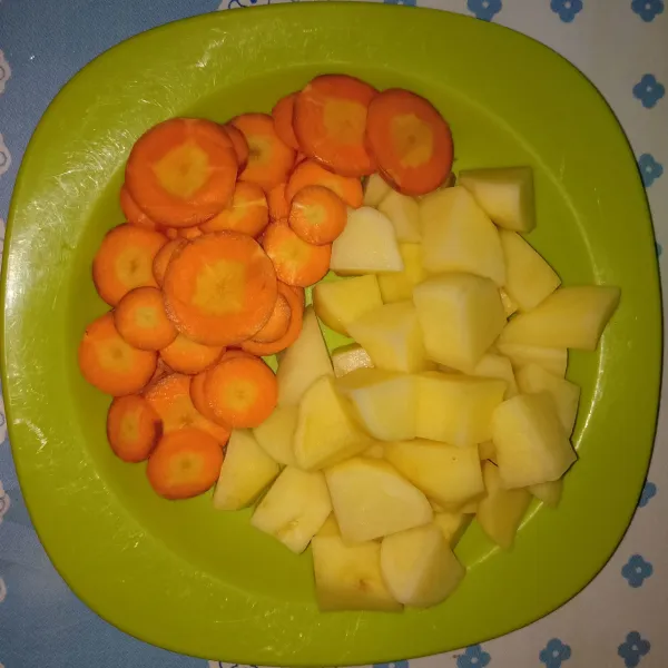 Kupas, cuci dan potong kentang serta wortel (sayur mengikuti selera bisa ditambah brokoli, kol, kembang kol).