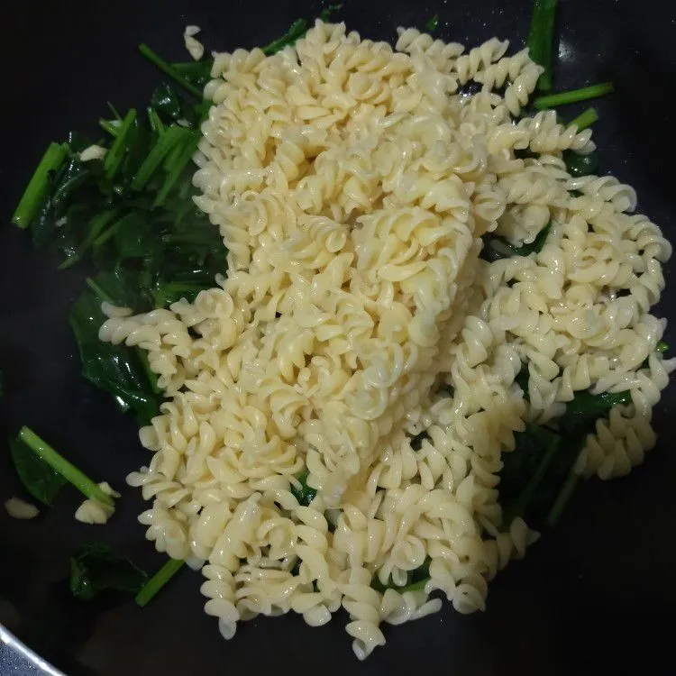 Step 5 Pasta Bayam