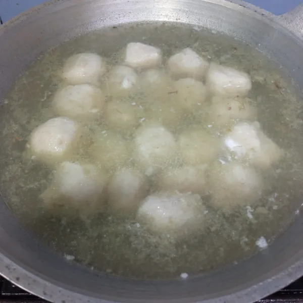 Masukkan bakso.