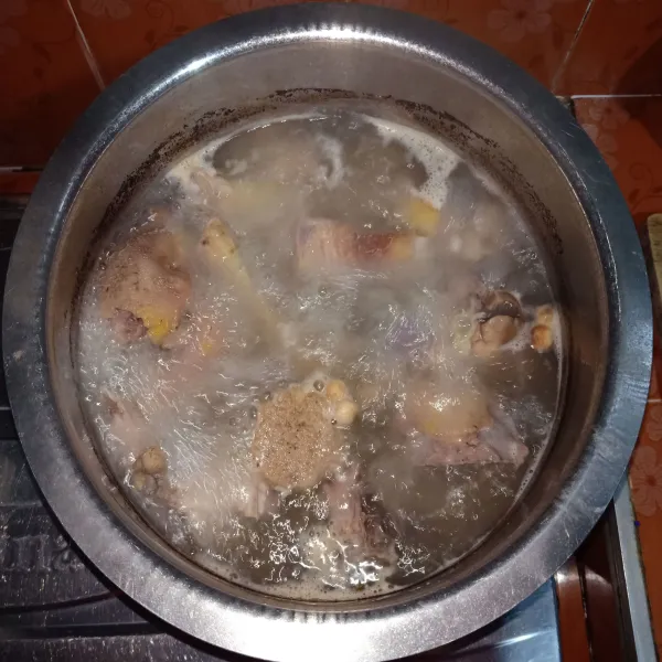 Rebus ayam bersama bumbu yang telah dihaluskan. Masak hingga ayam setengah matang.