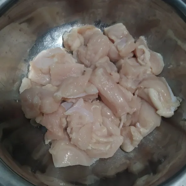 Potong-potong daging ayamnya, kemudian cuci hingga bersih.