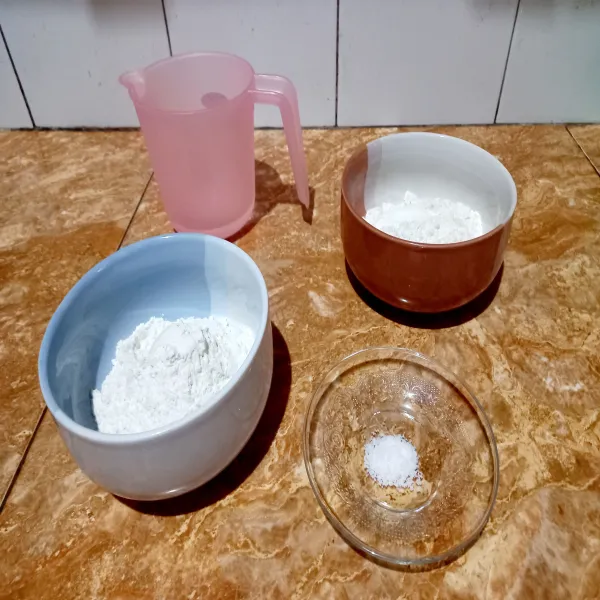 Siapkan bahan-bahan yang diperlukan, seperti tepung terigu, garam dan air hangat.