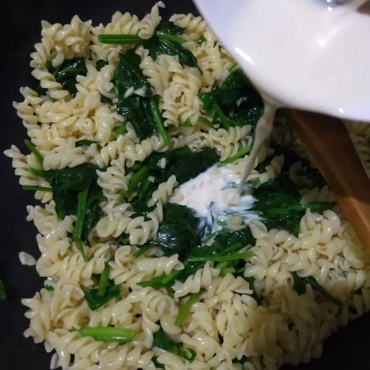 Step 6 Pasta Bayam