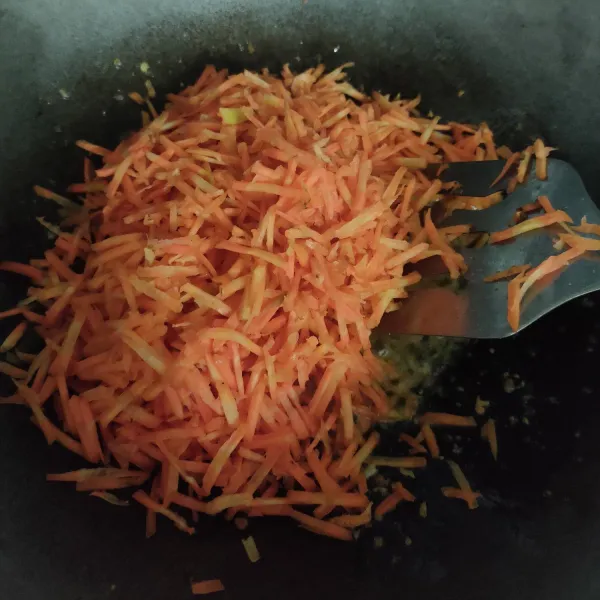 Masukkan wortel aduk rata, tambahkan sedikit air tutup masak hingga setengah empuk.