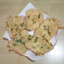 Kemudian angkat tempe yang sudah digoreng, tiriskan.