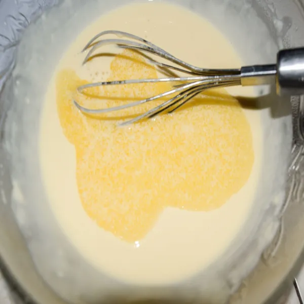 Kemudian masukkan bahan pertama (santan dan margarin yang telah didinginkan tadi) kedalam bahan kedua. Aduk rata.