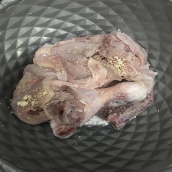 Setelah di cuci bersih, lumuri ayam dengan garam dan kaldu jamur.