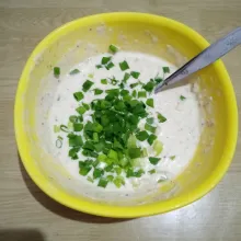 Kemudian masukkan daun bawang, aduk.