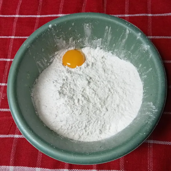 Campur tapioka, tepung beras, baking powder, kuning telur dan kaldu ayam bubuk.