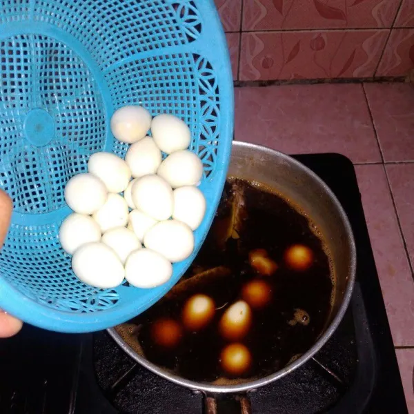 Masukkan telur puyuh, rebus sampai meresap.