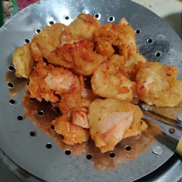 Goreng ayam di dalam minyak panas, hingga berwarna kuning keemasan, angkat lalu tiriskan.