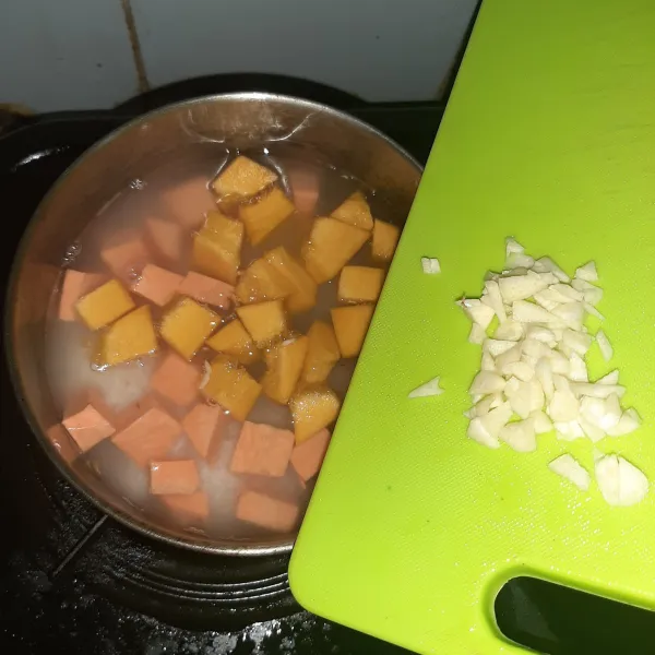 Rebus beras, ubi, labu, bawang putih cincang dan serai.