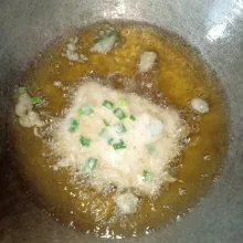 Ambil satu iris tempe, celup ke adonan tepung, lalu goreng setengah matang, jangan sampai kering.