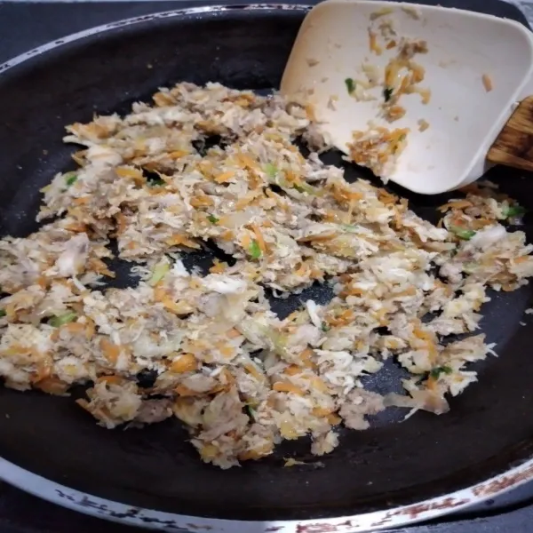 Tambahkan bumbu garam, lada, gula dan saus tiram, campur rata masak hingga matang, koreksi rasa, sisihkan.