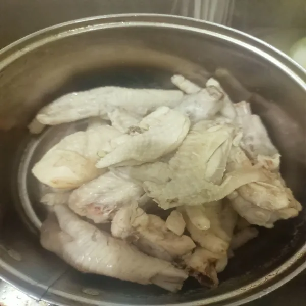 Cuci bersih ceker ayam kemudian rebus lalu buang airnya. Kemudian rebus kembali dan buang airnya.