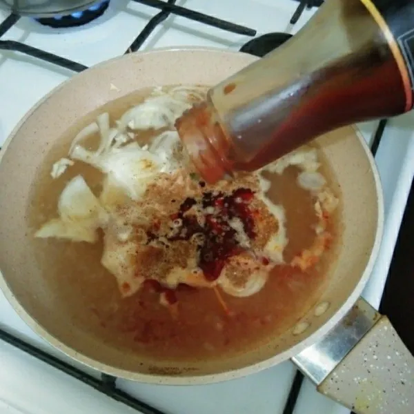 Tambahkan air, biarkan mendidih. Kemudian beri garam, saus pedas, saus gochujang, dan bumbu mie spicy korea.