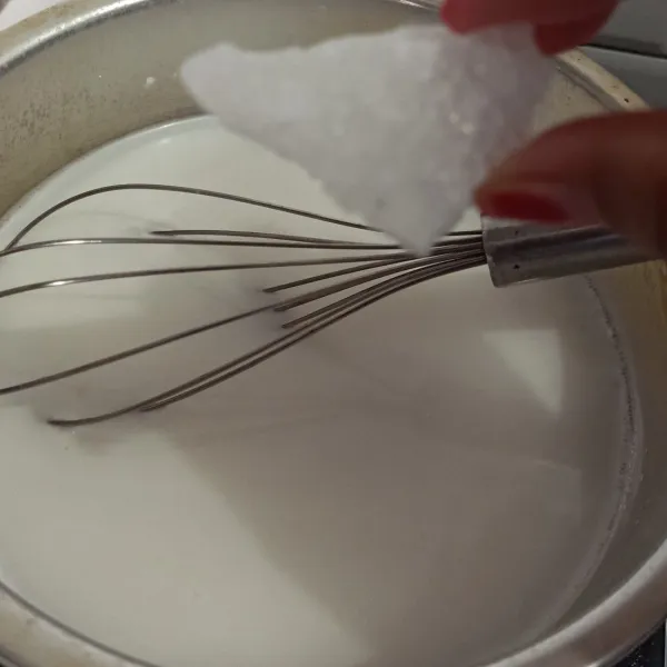 Masak fiber cream, lalu masukkan gula batu. Aduk rata sampai mendidih, lalu dinginkan.