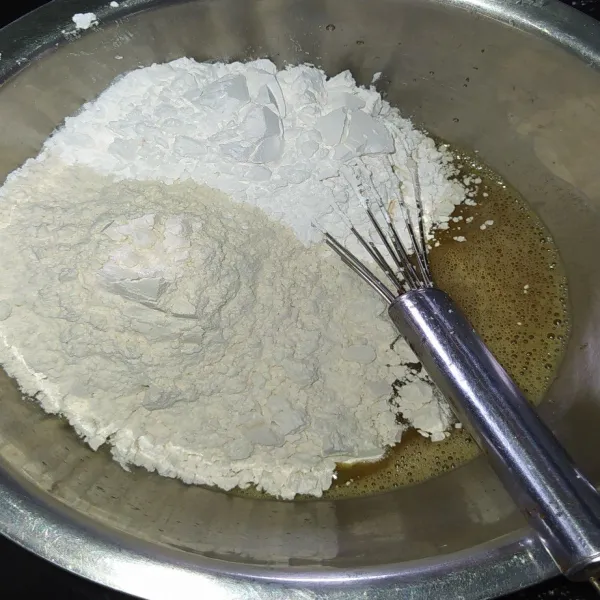 Lalu tambahkan tepung terigu dan juga tepung tapioka, aduk.