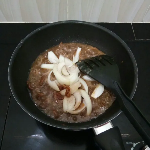 Kemudian masukkan bawang bombay, merica bubuk, kaldu bubuk, dan gula jawa. Aduk rata.