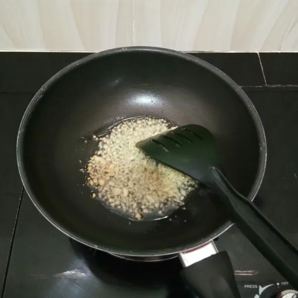 Panaskan minyak sayur, tumis bawang putih hingga harum.