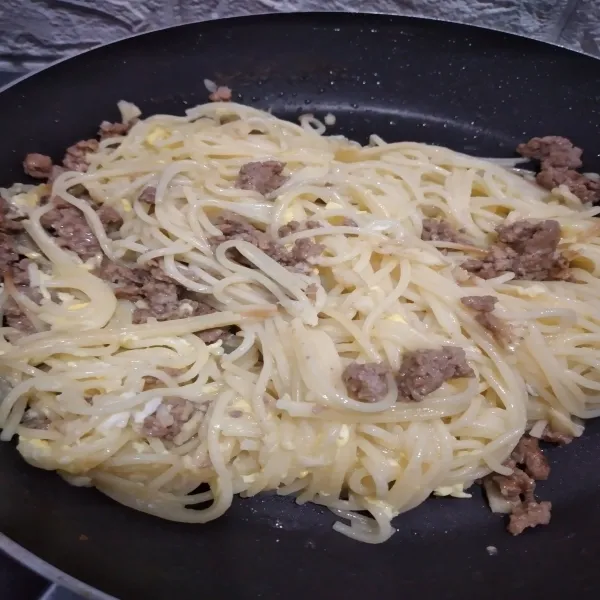Masukkan spaghetti telur, aduk supaya spaghetti tercampur rata dengan bahan lainnya.