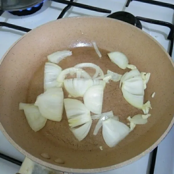 Panaskan minyak secukupnya, tumis bawang putih dan bawang bombay hingga harum.