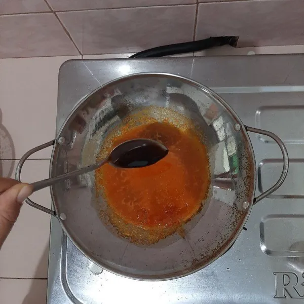 Kemudian masukkan saus sambal dan kecap manis secukupnya.