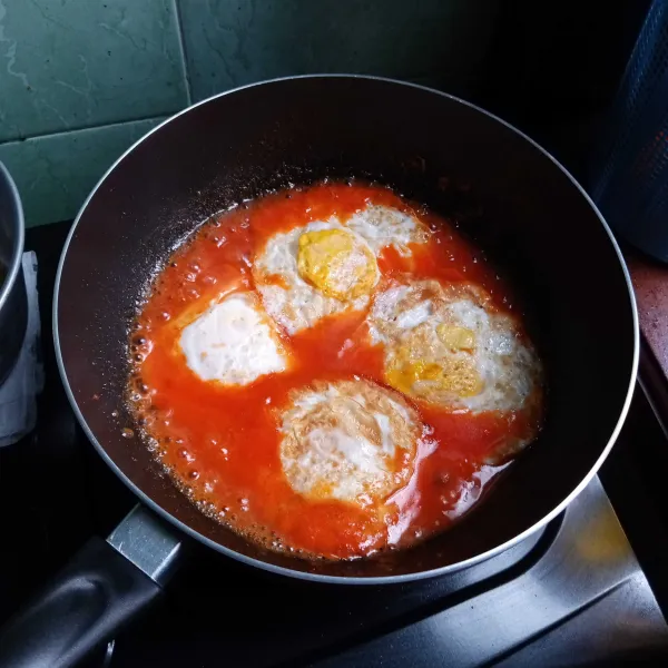 Masukkan telur ceplok, aduk perlahan sampai air menyusut.