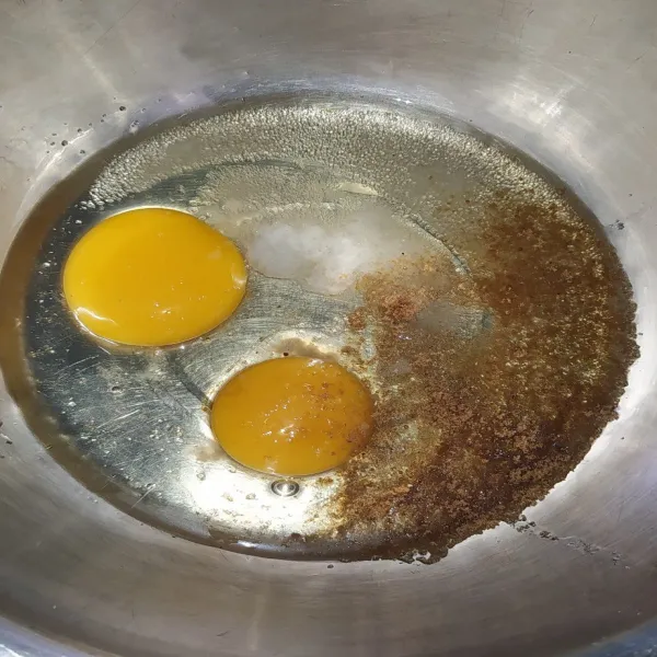 Siapkan mangkuk, campur telur, gula, garam dan juga kaldu bubuk. Aduk hingga tercampur rata.