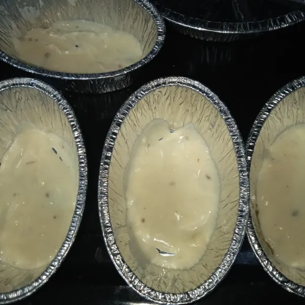 Siapkan loyang atau aluminium foil, taruh 1-2 sdm saus bechamel.