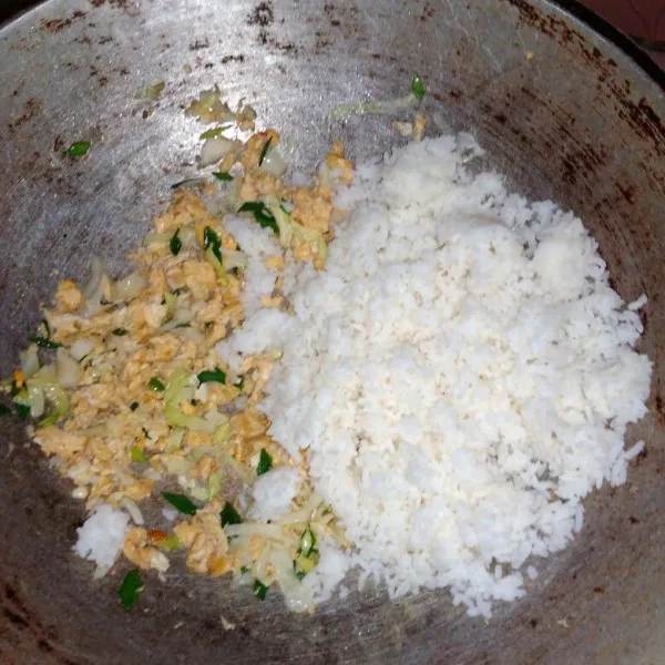 Masukkan nasi, bumbui dengan garam dan kaldu bubuk, aduk terus sampai tercampur rata, koreksi rasa dan sajikan.