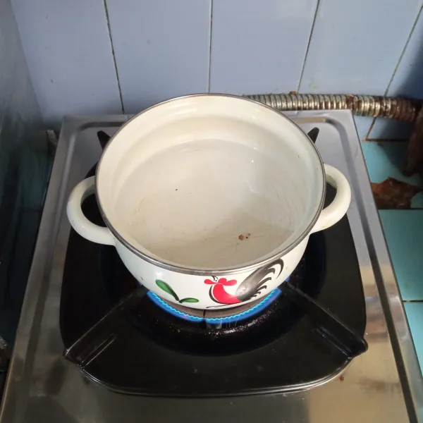 Siapkan panci, tuang air kemudian didihkan.