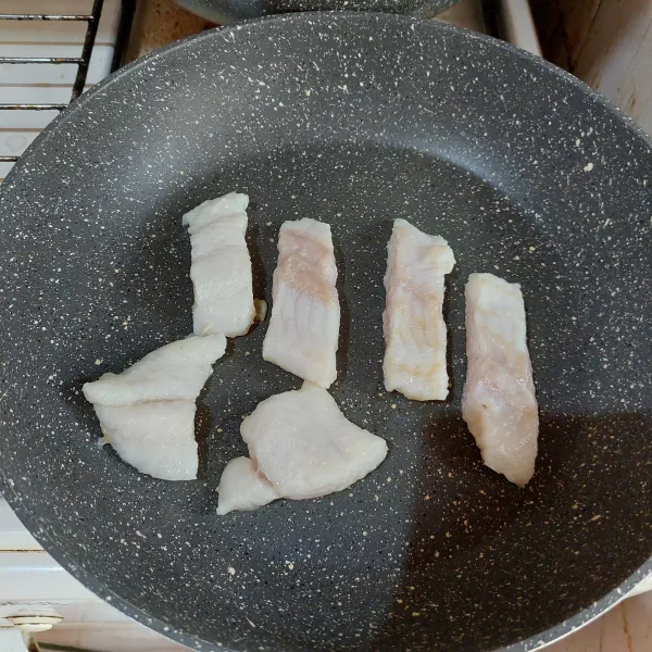 Potong ikan dori, lalu panggang sebentar tanpa minyak hingga agak berkulit.