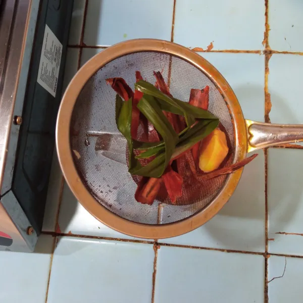 Pisahkan bir pletok dari rempah-rempah nya dengan saringan.