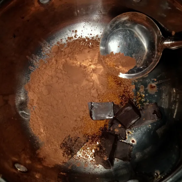 Taruh dark chocolate, coklat bubuk dan gula di dalam panci.