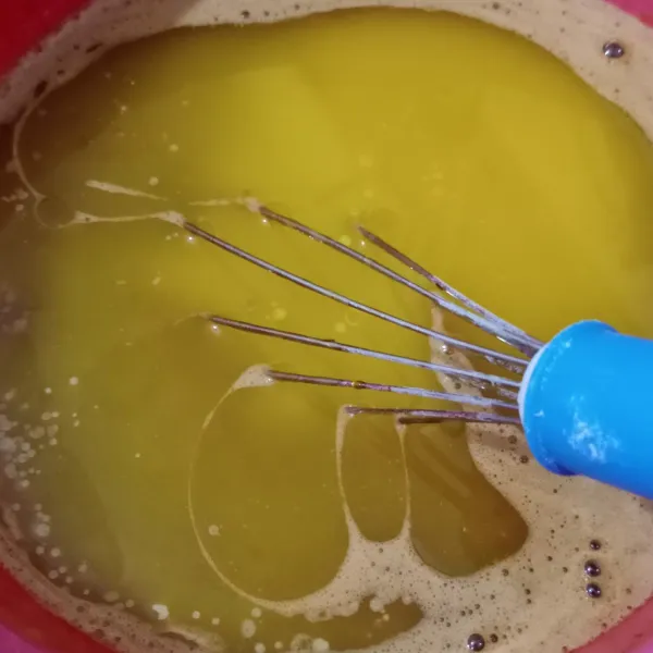 Tuang margarin cair yang sudah suhu ruang, aduk hingga rata.