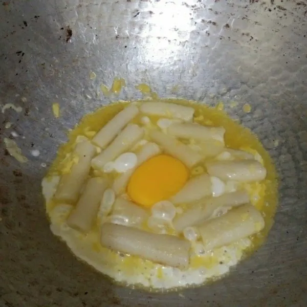 Masukkan telur ayam, lalu aduk cepat.
