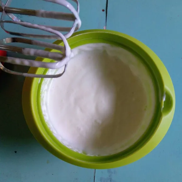 Membuat krim susu: Masukkan susu bubuk, air es dan SP ke dalam wadah lalu mixer dengan kecepatan tinggi hingga mengembang dan kental.