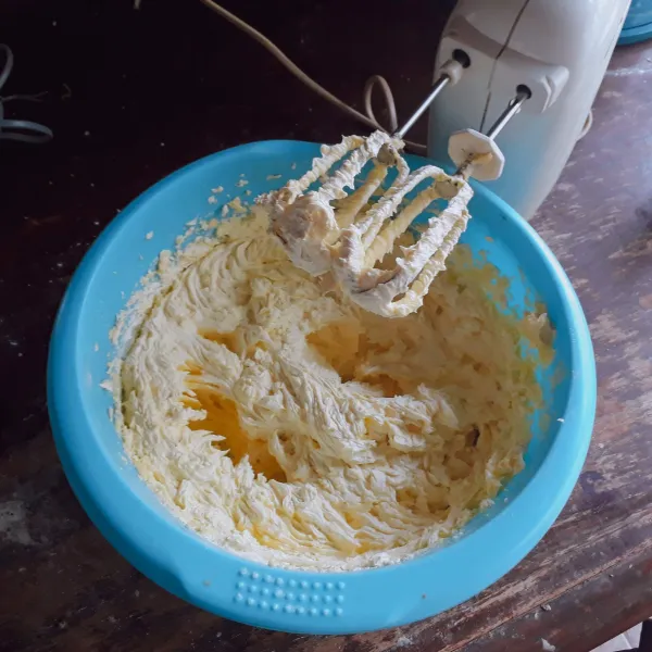 Mixer margarin dan gula dengan kecepatan tinggi selama 3 menit.
