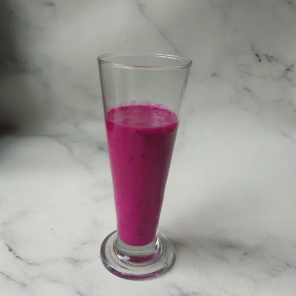 Penyajian: Tuangkan jus buah naga ke dalam gelas hingga 3/4 bagian gelas.