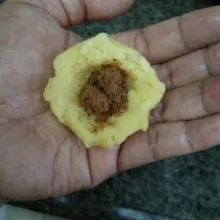 Ambil adonan secukupnya, buat cekungan isi dengan abon ikan kemudian katupkan dan bentuk sesuai selera