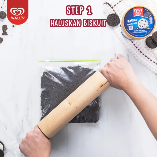 Haluskan oreo menggunakan food processor atau bisa juga dengan cara memasukannya kedalam ziplock lalu ditumbuk hingga halus.