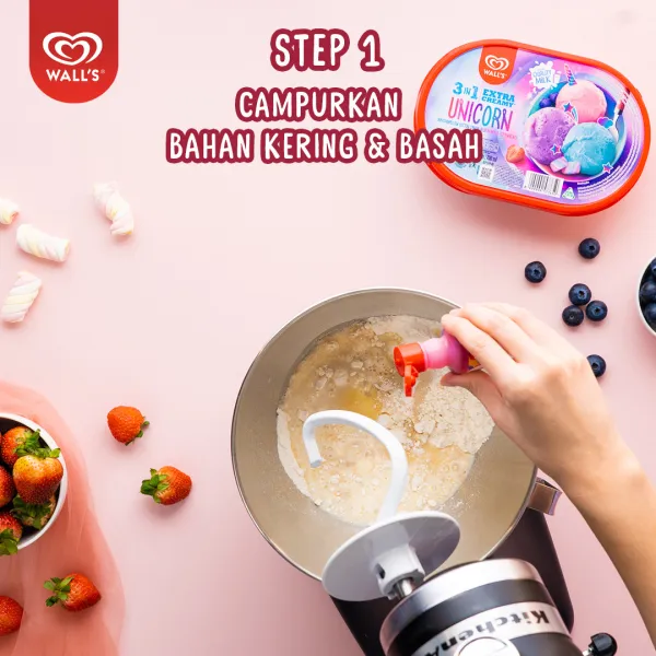 Aduk terigu, tepung, gula, ragi dan baking powder hingga tercampur rata. Masukan susu cair, air, dan pewarna aduk sampai setengah kalis.