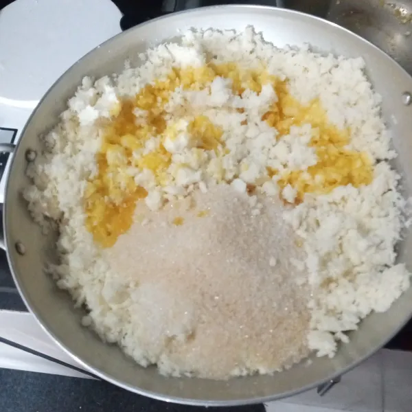 Kemudian masukkan telur, gula, garam, vanilli dan butter, aduk hingga tercampur merata, sisihkan.