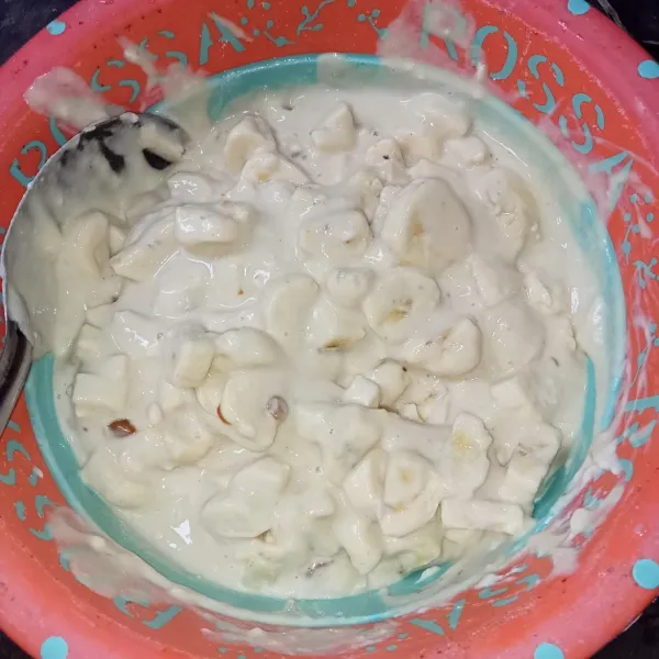 Masukkan pisang dan aduk rata.
