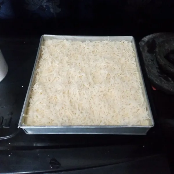 Setelah rata, taburi keju parut.