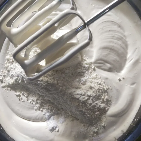 Kemudian setelah kental putih dan berjejak, masukkan tepung terigu dikit demi sedikit dan susu bubuk, aduk sampai rata.