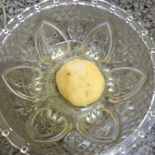 Celupkan adonan pada putih telur